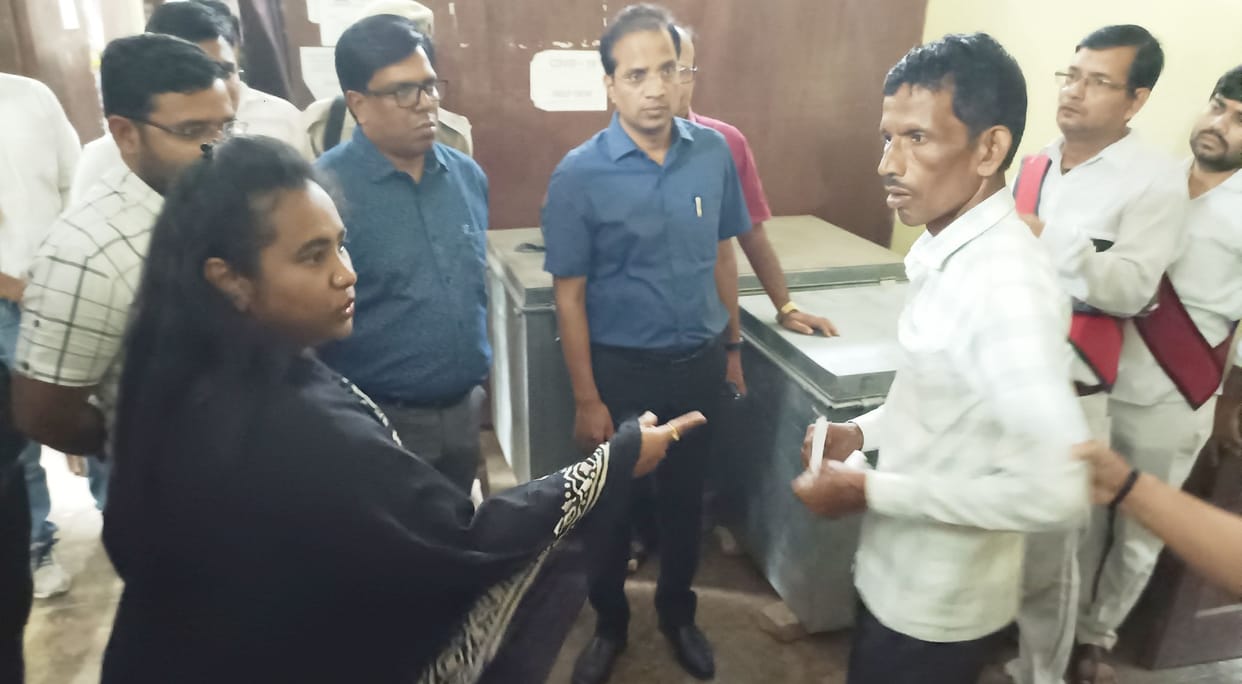 A person pushed DM in DUDA office, police caught him, ADM Finance ordered investigation
