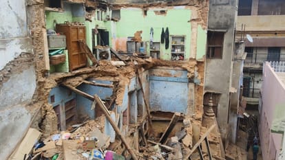 Varanasi News Two Houses Collapsed Near Kashi Vishwanath Temple News in Hindi