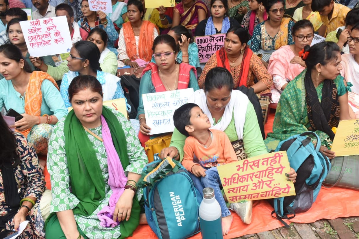 Anudeshak protest in Lucknow near shiksha nideshalaya.