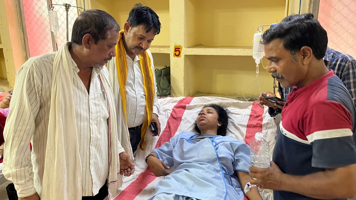 Big Accident in varanasi Daughter searching her injured mother she treated another hospital