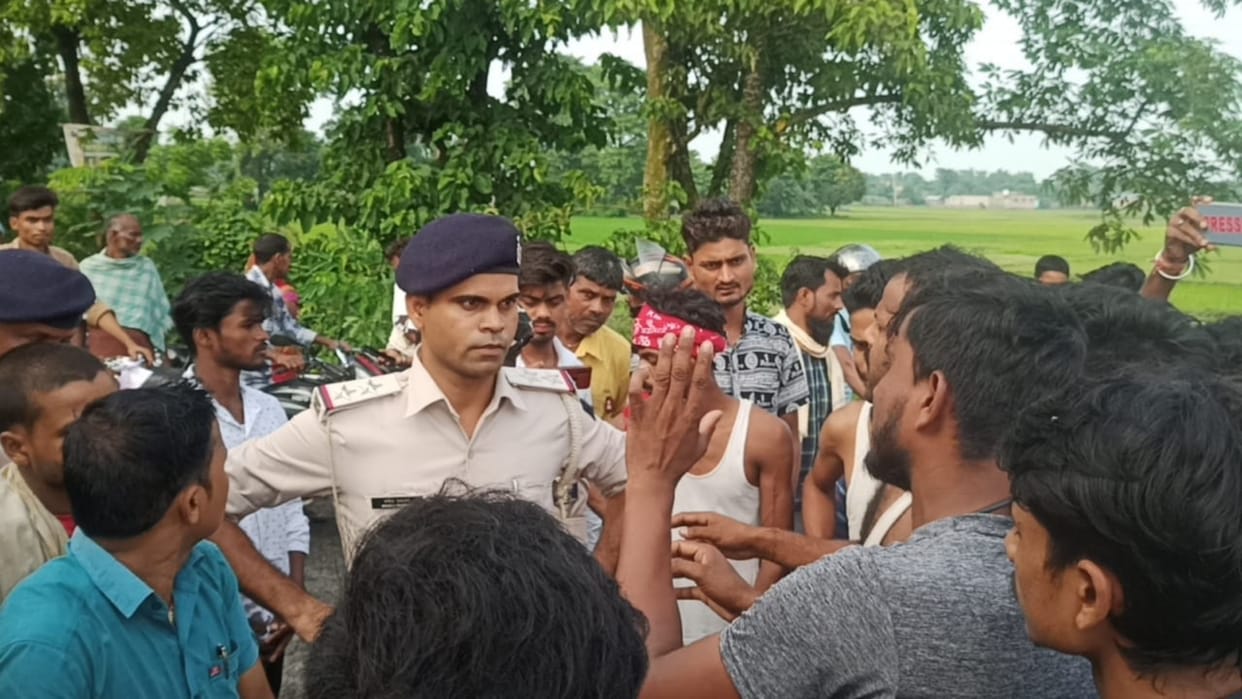 Madhepura: A teenager who went to see paddy plantation died due to electric shock; people blocked road