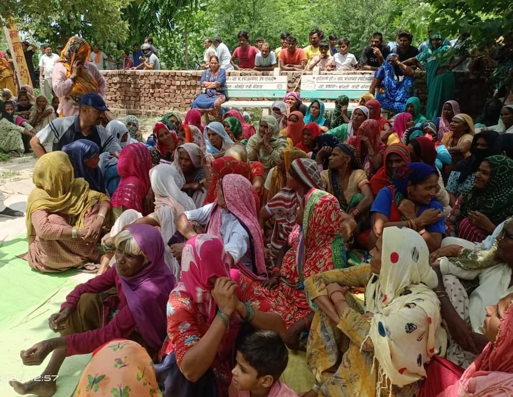 Bijnor: Women chased away drunkards, locked the liquor shop, said- they made it difficult to go out
