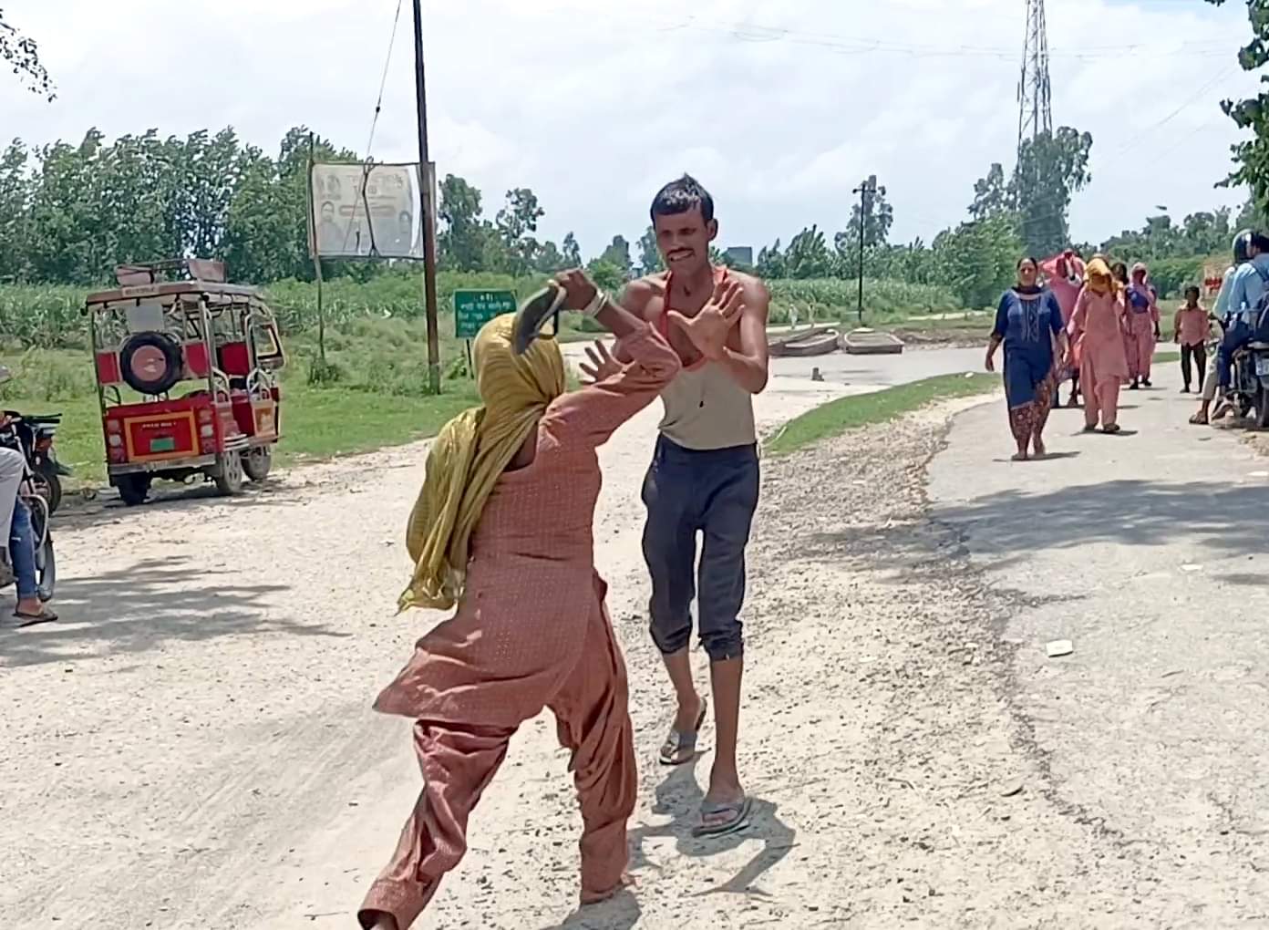 Bijnor: Women chased away drunkards, locked the liquor shop, said- they made it difficult to go out