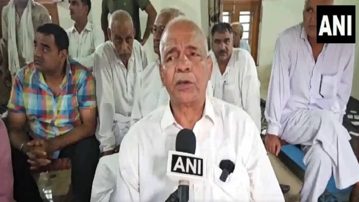 Mahavir Phogat said on Vinesh decision, Will try to convince her to take back her retirement