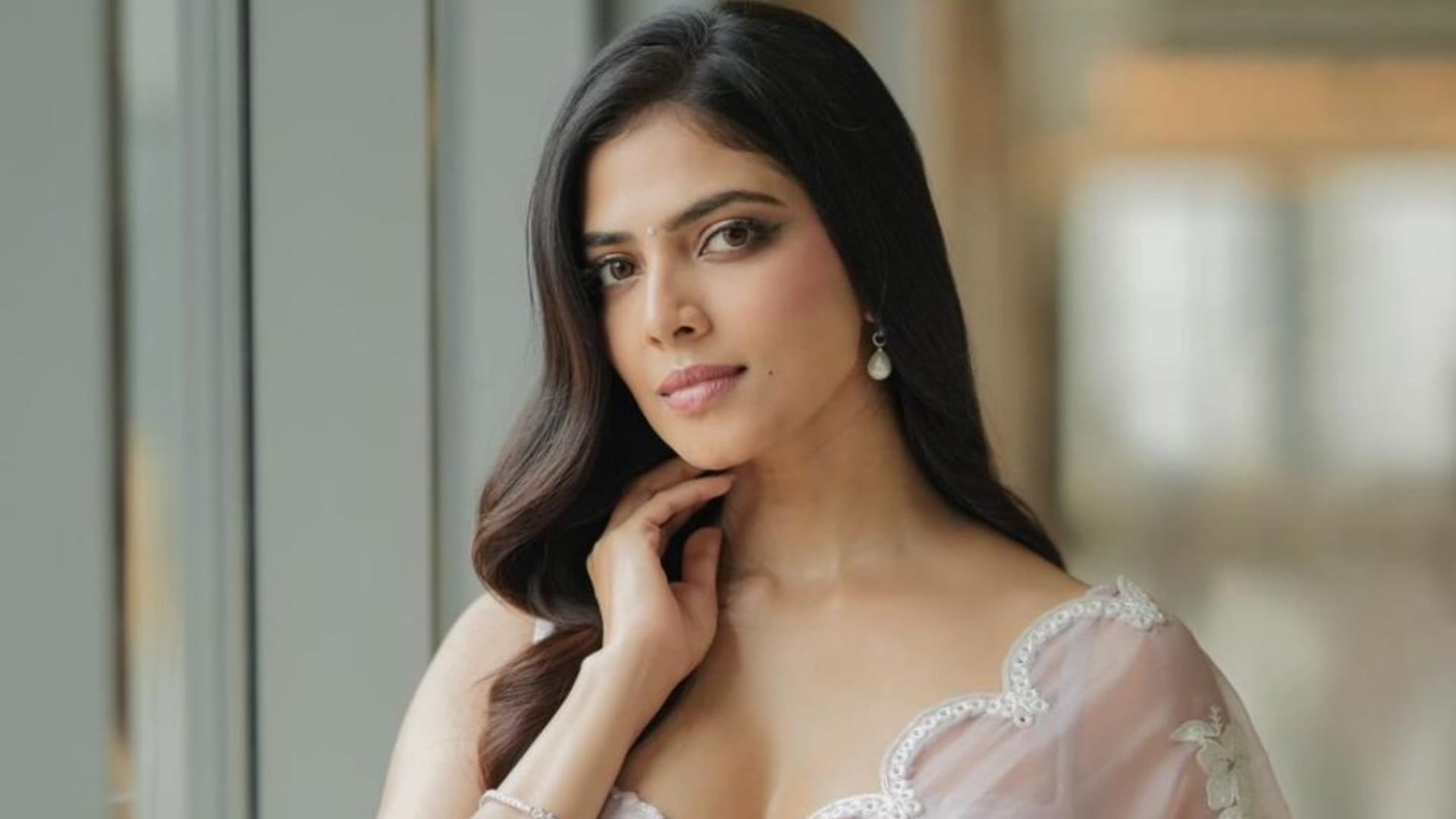 Malavika Mohanan shared the experience of first meeting with shah rukh khan she was  starstruck