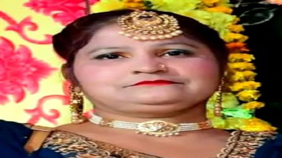 Married woman dead body found hanging, injury marks on neck