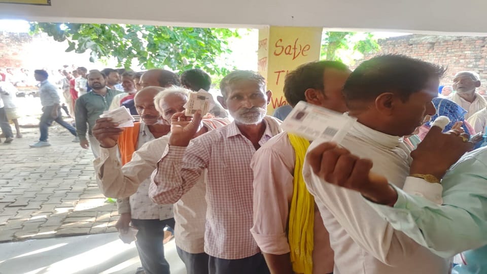 Voting for five posts of Pradhan started at 7 am long queues formed at the centers
