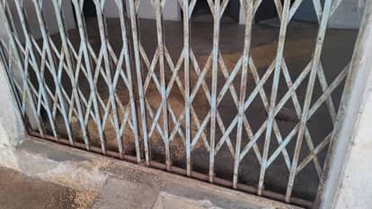 Anuppur Food grains stolen by breaking lock of government fair price shop police engaged in investigation