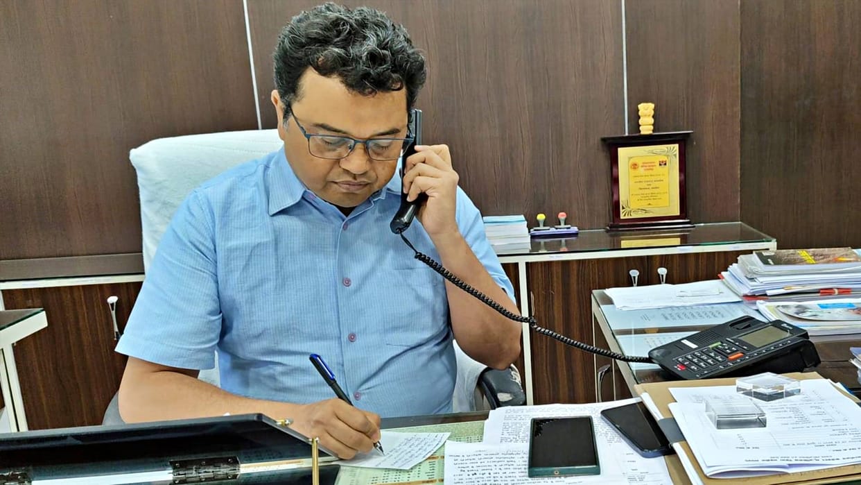 MP News Fraud in name of Shahdol Collector cyber thugs created fake WhatsApp and demanded money