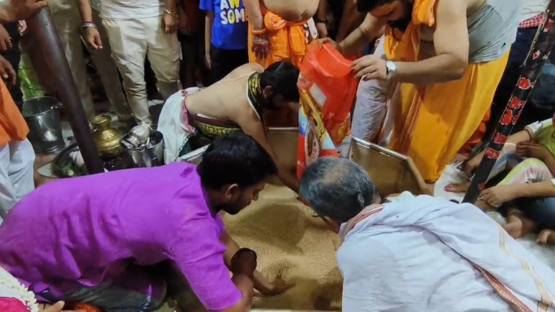 Muzaffarpur: Devotees were overwhelmed after seeing grand decoration and Maha Aarti of Baba Garibnath