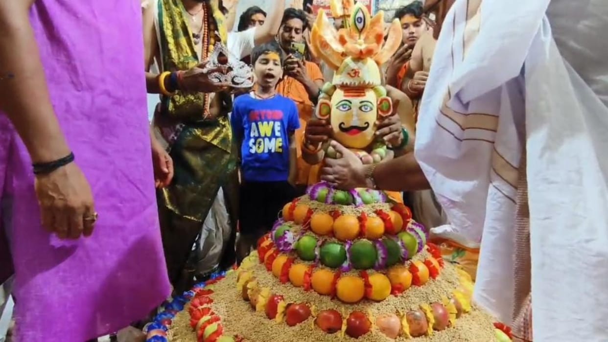 Muzaffarpur: Devotees were overwhelmed after seeing grand decoration and Maha Aarti of Baba Garibnath