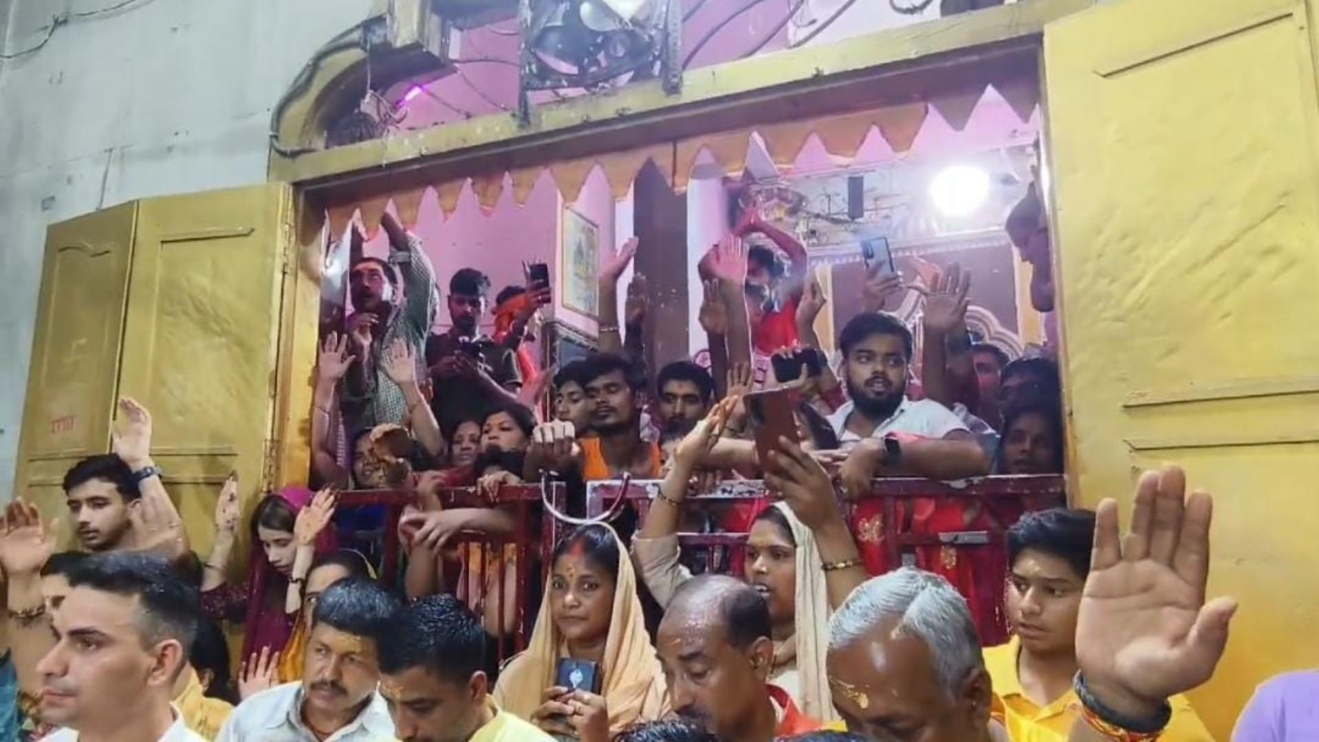 Muzaffarpur: Devotees were overwhelmed after seeing grand decoration and Maha Aarti of Baba Garibnath