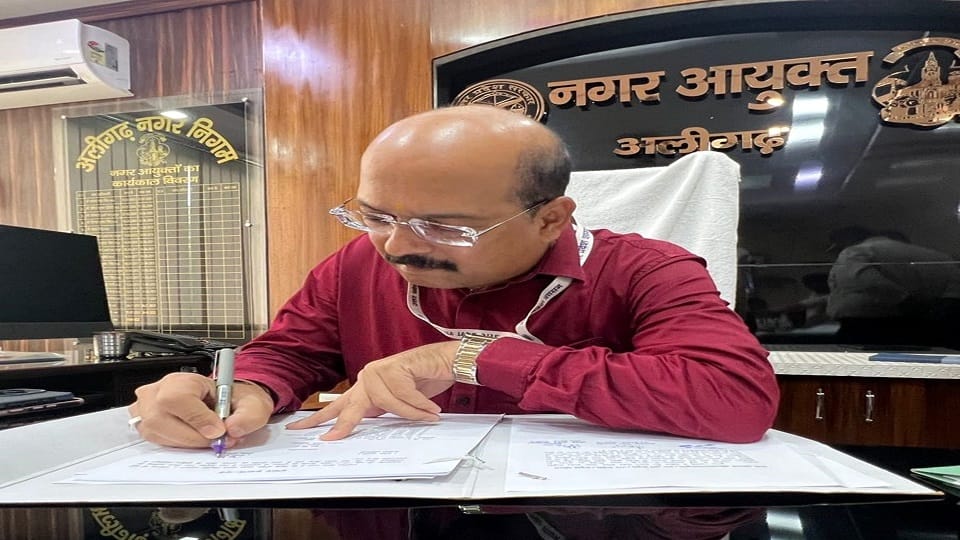 Municipal Commissioner Vinod Kumar took Aligarh charge