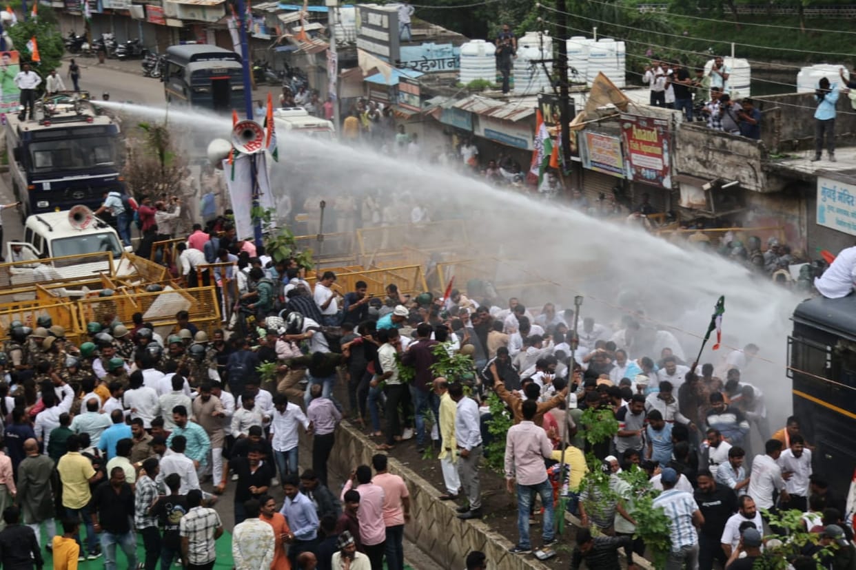 Indore: Police fired water cannon on Congressmen who came to protest against the scam, three injured