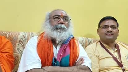 मीड़िया से बात करते प्रमोद कृष्णम (FILE)