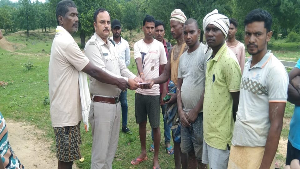 Elephant kills a young man family in bad condition due to the incident in Balrampur Ramanujganj