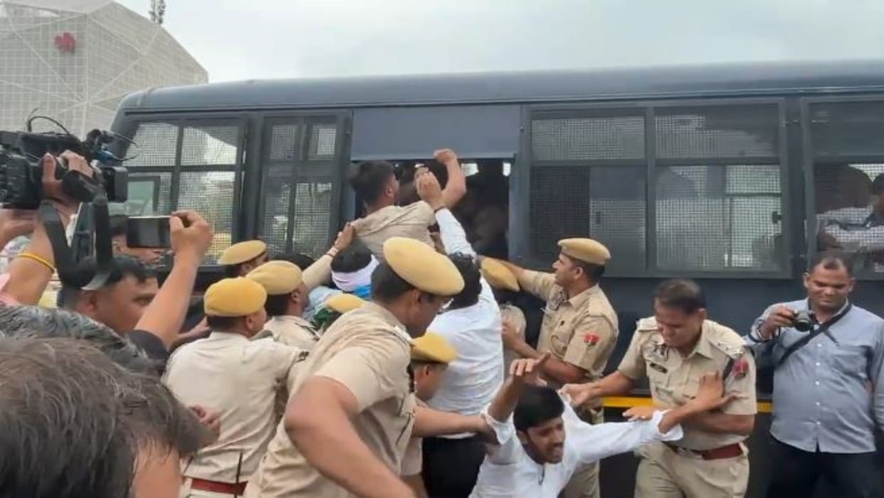 Rajasthan: Big news of this time from Jaipur, police use of force on students protesting outside RU