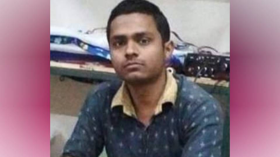 young man committed suicide by hanging himself In Mainpuri after quarrel with his wife
