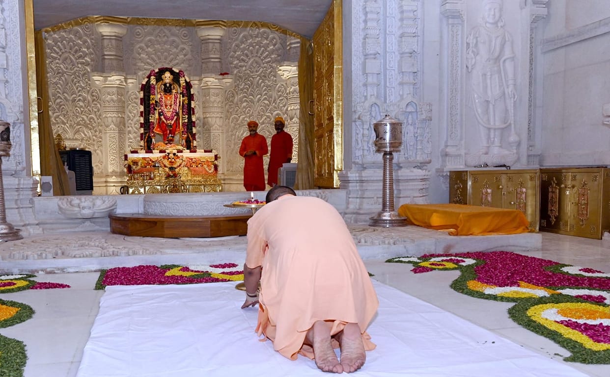 UP By-Election: CM Yogi will take refuge in Ramlala On day of voting also bow his head in front of HanumantLal