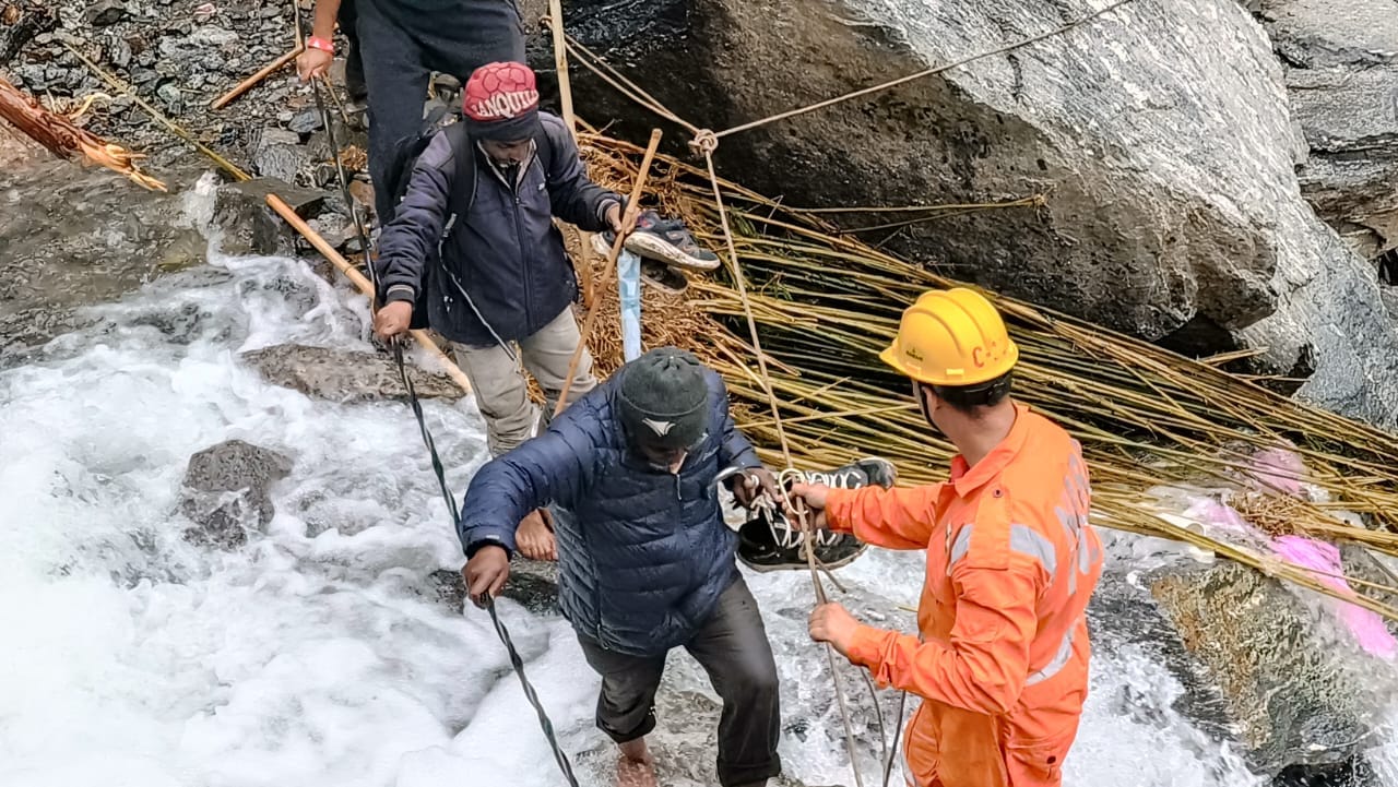 Kedarnath Disaster Rescue Sixth day Bad weather in Dham Operation Affects Uttarakhand News in Hindi