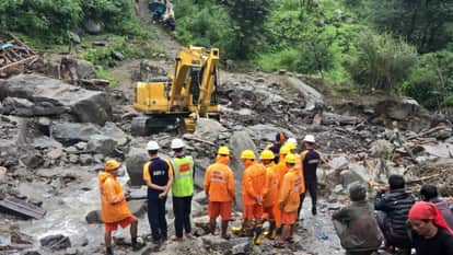 रेस्क्यू कार्य में जुटी टीमें।