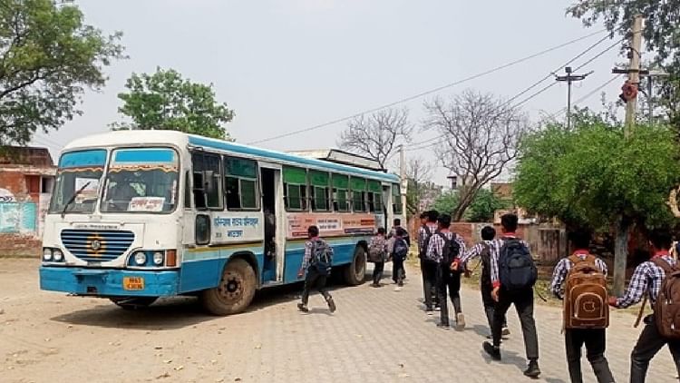 हादसों से टूटा भरोसा: झज्जर में अब रोडवेज बसों में लाए और ले जाए जा रहे विद्यार्थी, विभाग के पास आ रहे आवेदन