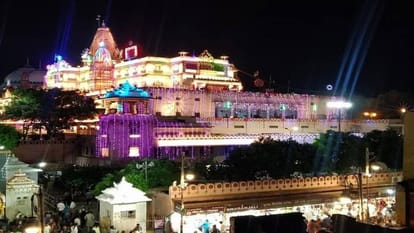 श्रीकृष्ण जन्माष्टमी पर सजाया गया श्रीकृष्ण जन्मभूमि मंदिर (फाइल)