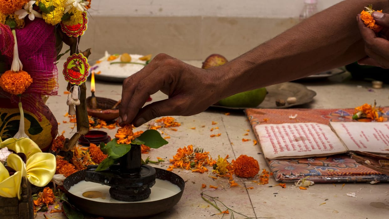 sawan shivling pooja vidhi at home ghar par kaise karen shivling ki pooja in hindi