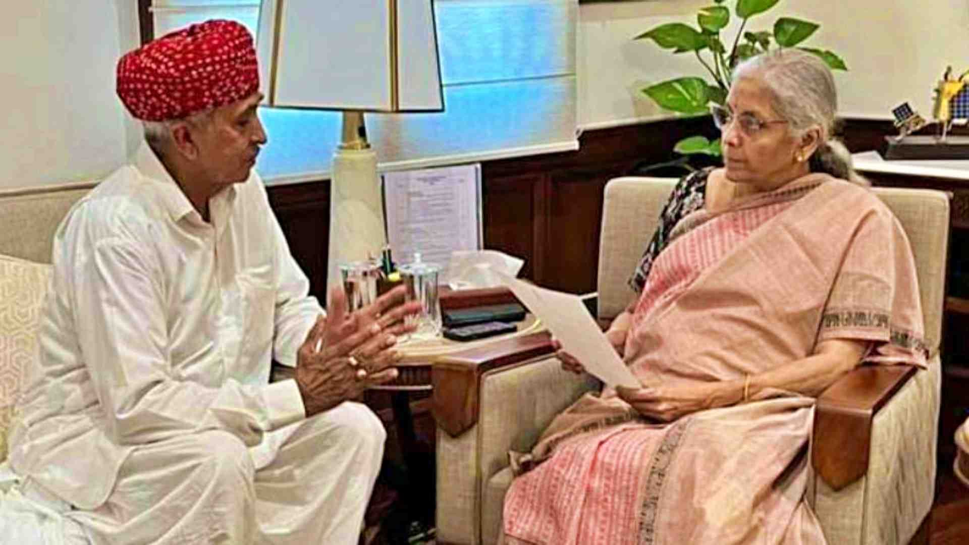 वित्तमंमी निर्मला सीतारमण से मिलते सांसद लुंबाराम चौधरी।