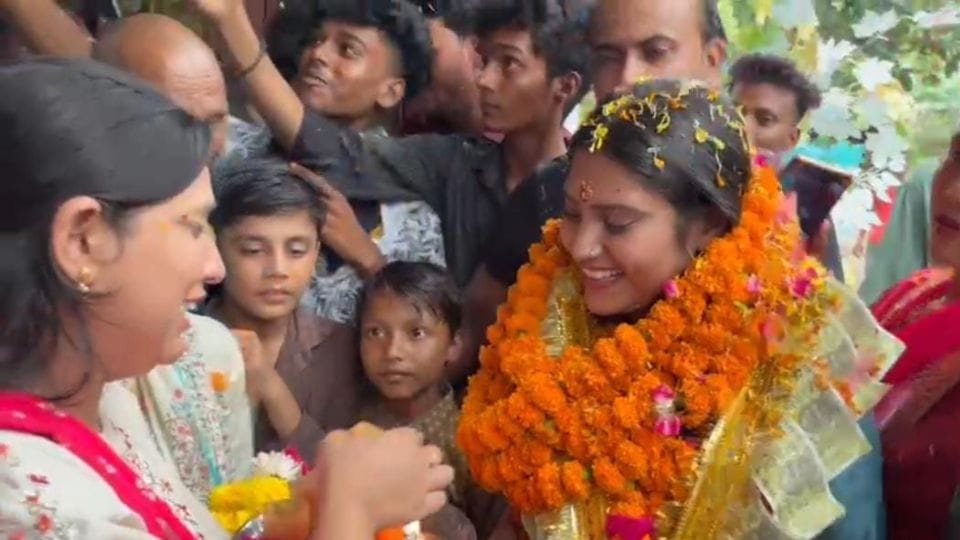 Villagers warmly welcomed YouTuber Shivani Kumari in Auraiya