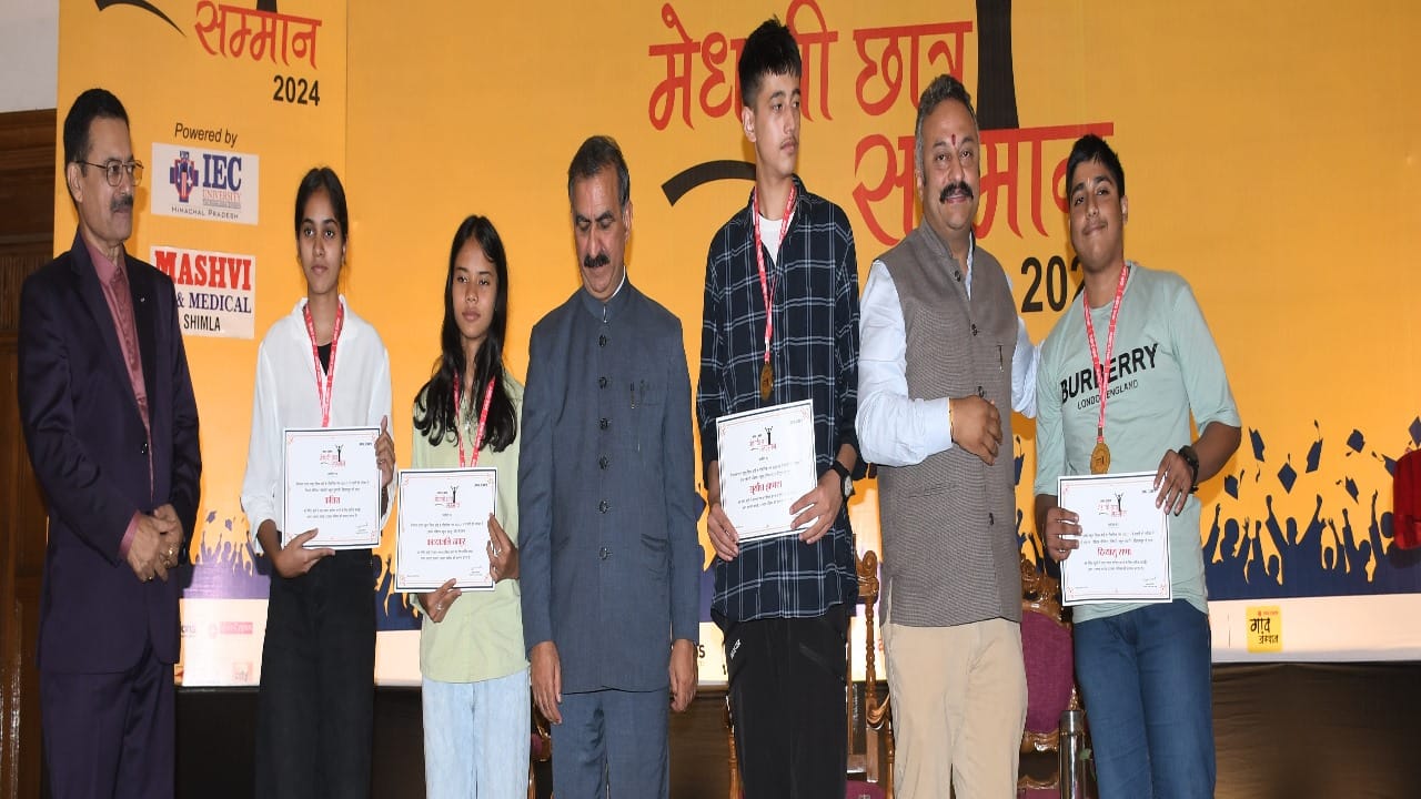 Amar Ujala Medhavi chhatra Samman Samaroh shimla students PHOTOS, pics