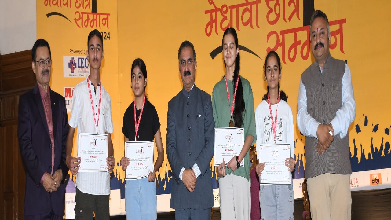 Amar Ujala Medhavi chhatra Samman Samaroh shimla students PHOTOS, pics