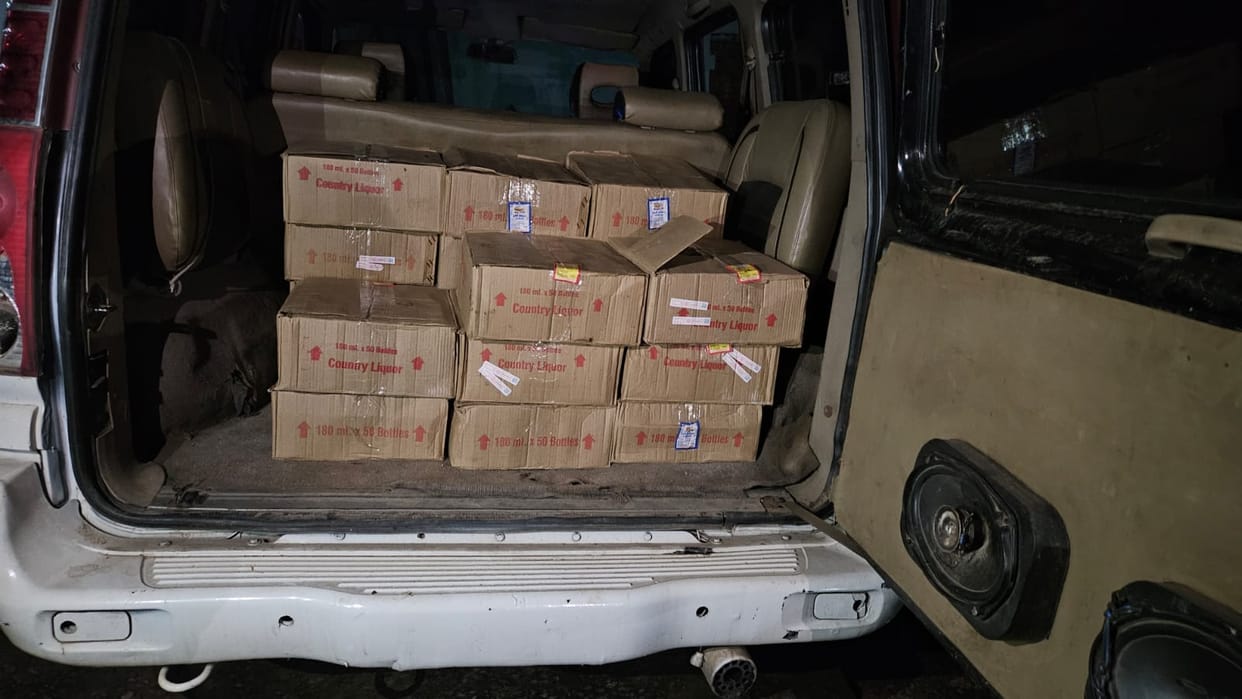 Police seized a Scorpio along with illegal liquor in tikamgarh
