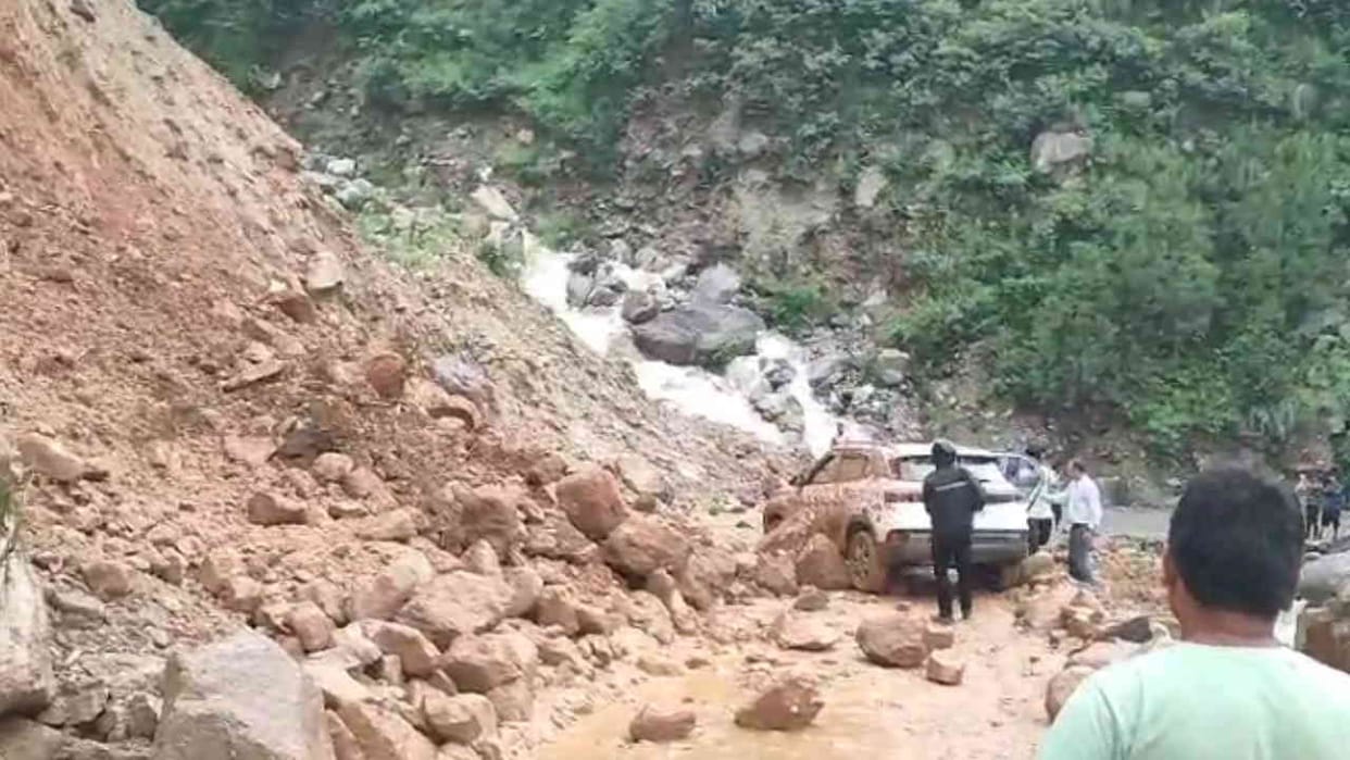 Heavy boulders and debris fell on Badrinath Highway car accident Gauchar Uttarakhand News  in hindi