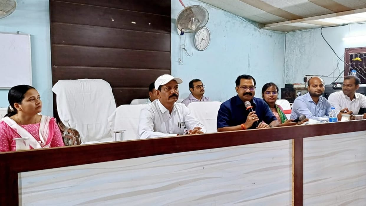 Bettiah News: DM Dinesh Rai says negligence in revenue related work will not be tolerated