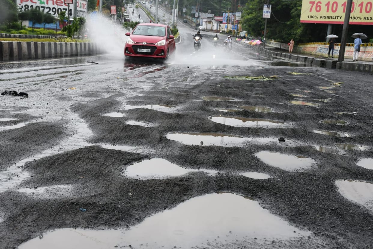 MP News: The roads of the state are in bad condition even after the first rain, despite repairs worth Rs 300 c