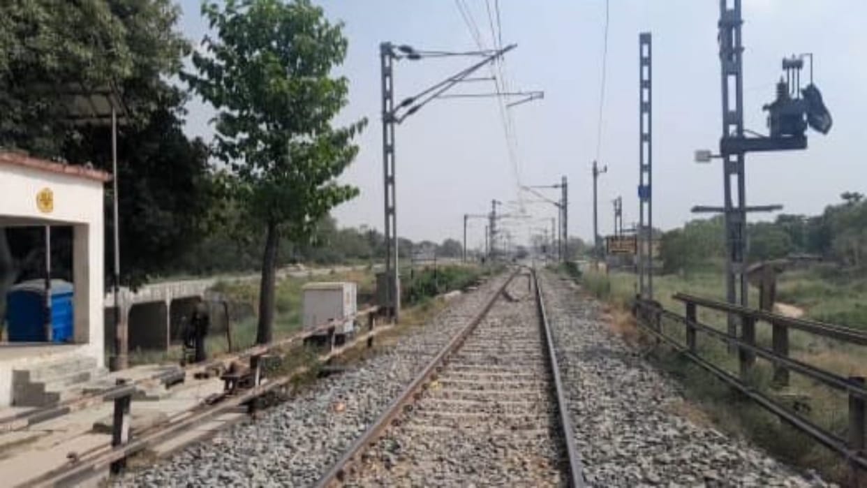 Bihar Crime: Gateman on duty at railway gate was shot by criminal in Motihari, admitted to hospital
