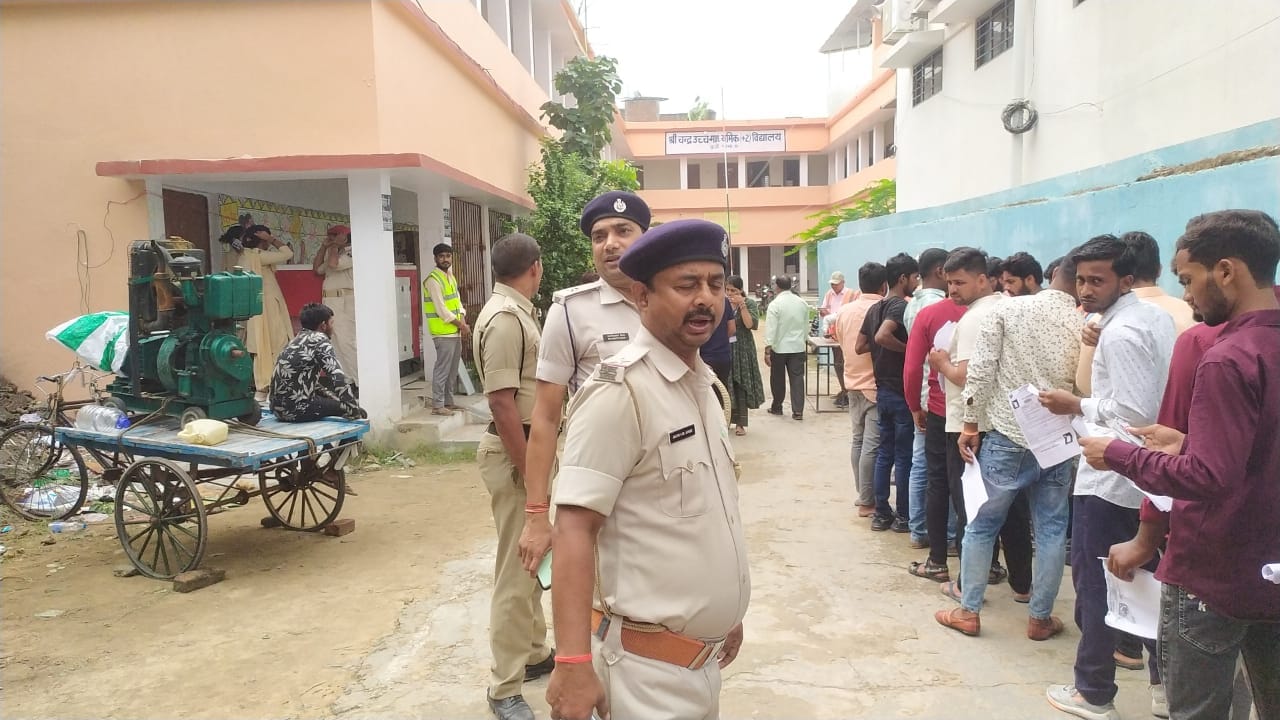परीक्षा केंद्र पर जांच करने पहुंची पुलिस टीम।