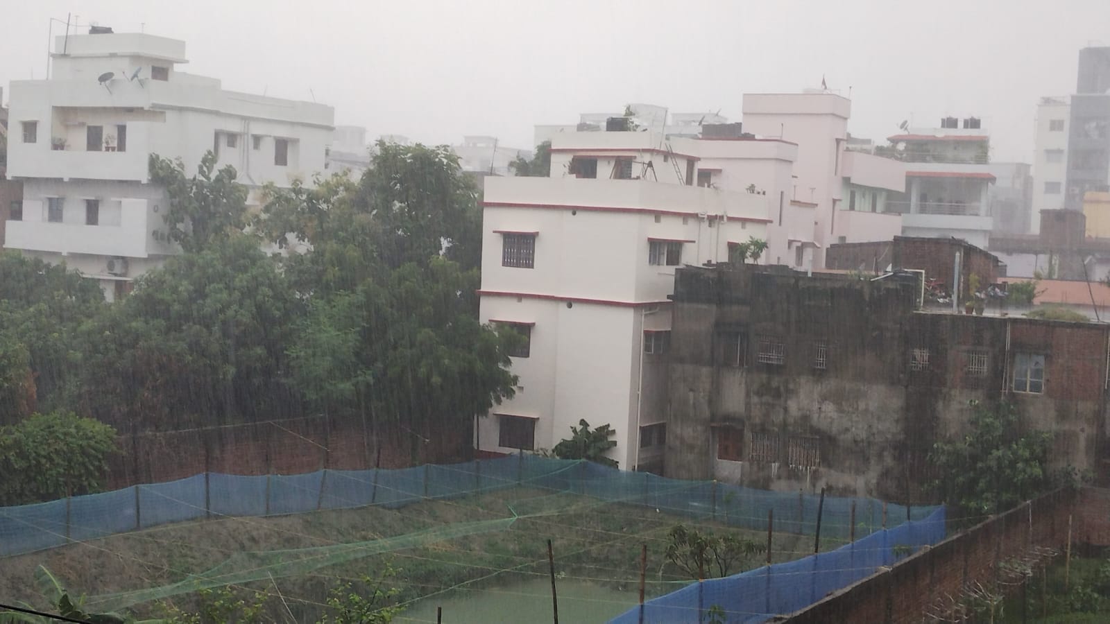 पटना के राजीव नगर इलाके में झमाझम बारिश हुई।
