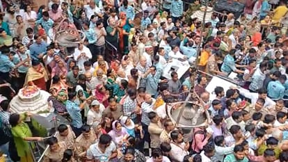Mathura city filled with joy On Hariyali Teej crowd of devotees gathered to see Banke Bihari