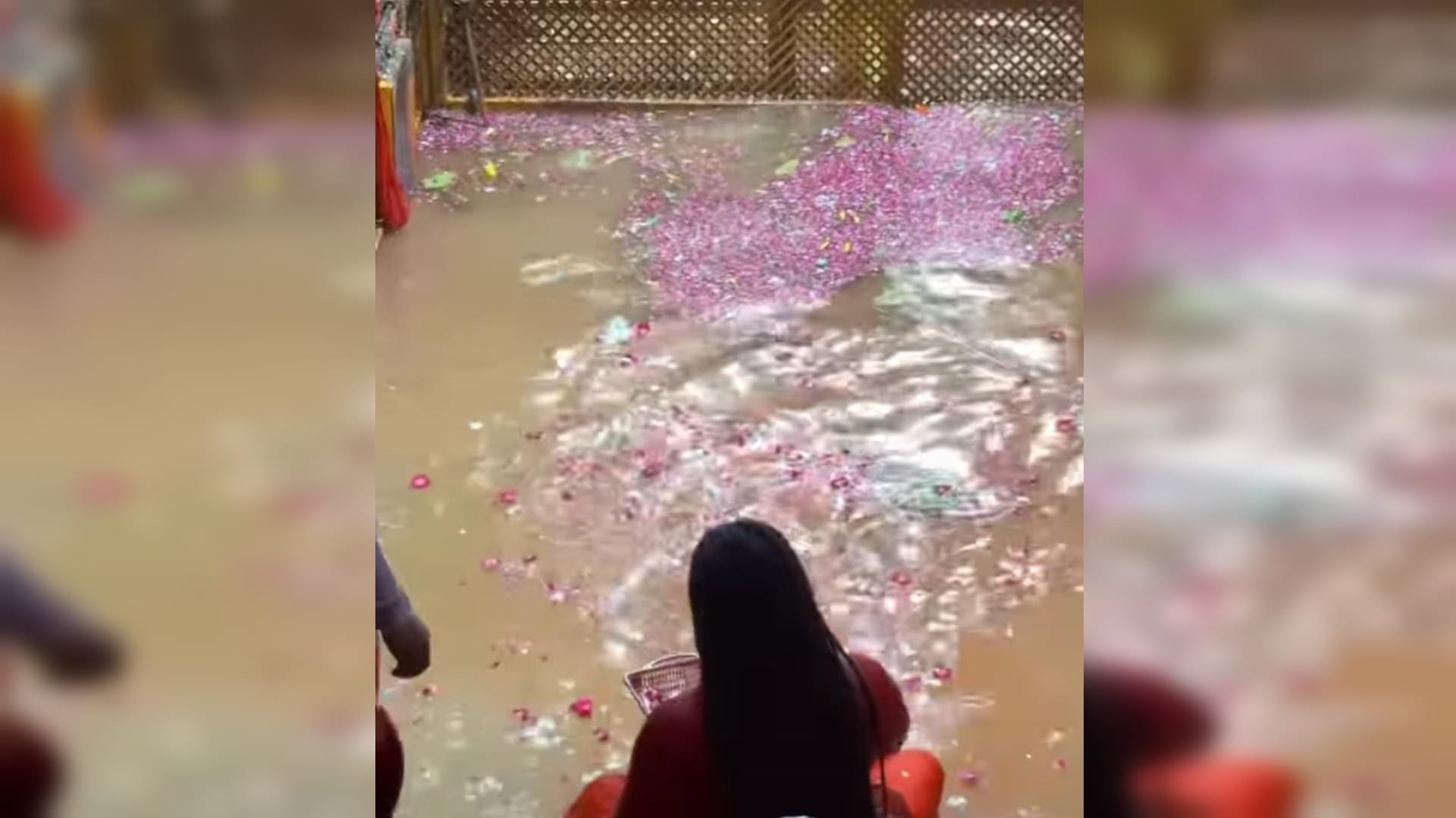 Maa Ganga entered the Bade Hanuman temple, echoes of Har Har Mahadev and Jai Maa Ganga echoed.