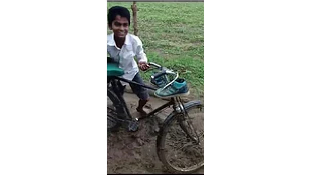 Damoh Students of Taparia village were forced to go to school through mud