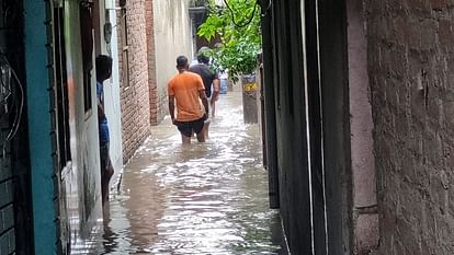 Waterlogging on roads due to continuous rain in Rudrapur