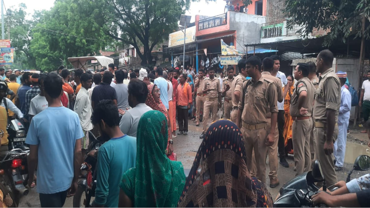 In Gorakhpur, Protest for 3 hours keeping dead body on road, Family agreed in evening,again blocked in morning