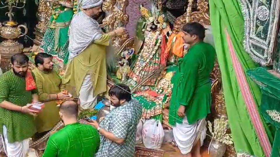 Mathura city filled with joy On Hariyali Teej crowd of devotees gathered to see Banke Bihari