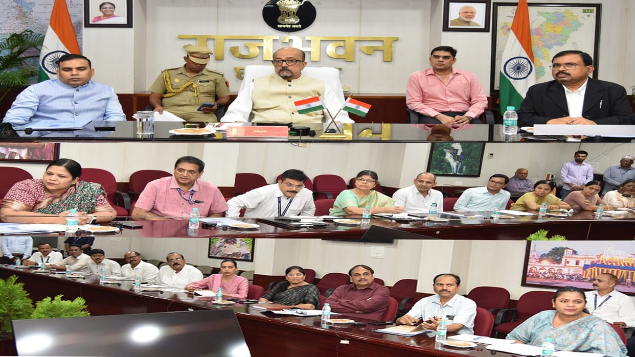 Governor Ramen Deka held an introductory meeting of officers and employees at Raj Bhavan chhattisgarh