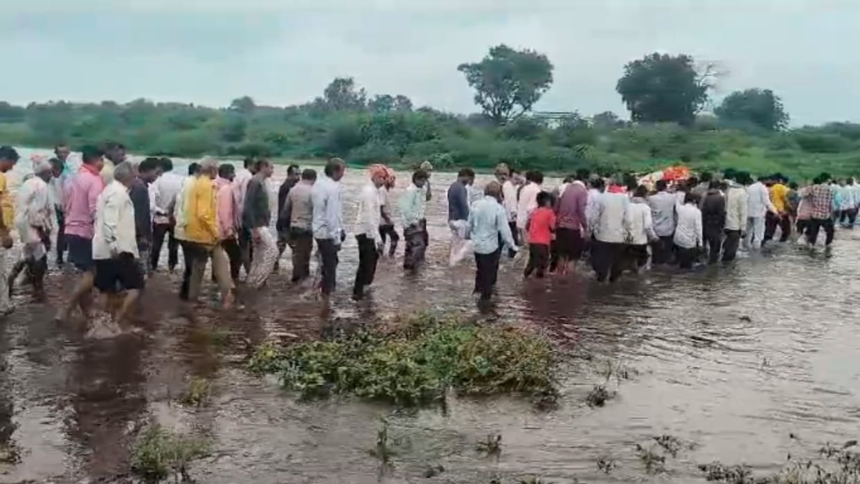 Dhar: Last rites were performed after carrying out funeral procession through the fast flowing Tigris river