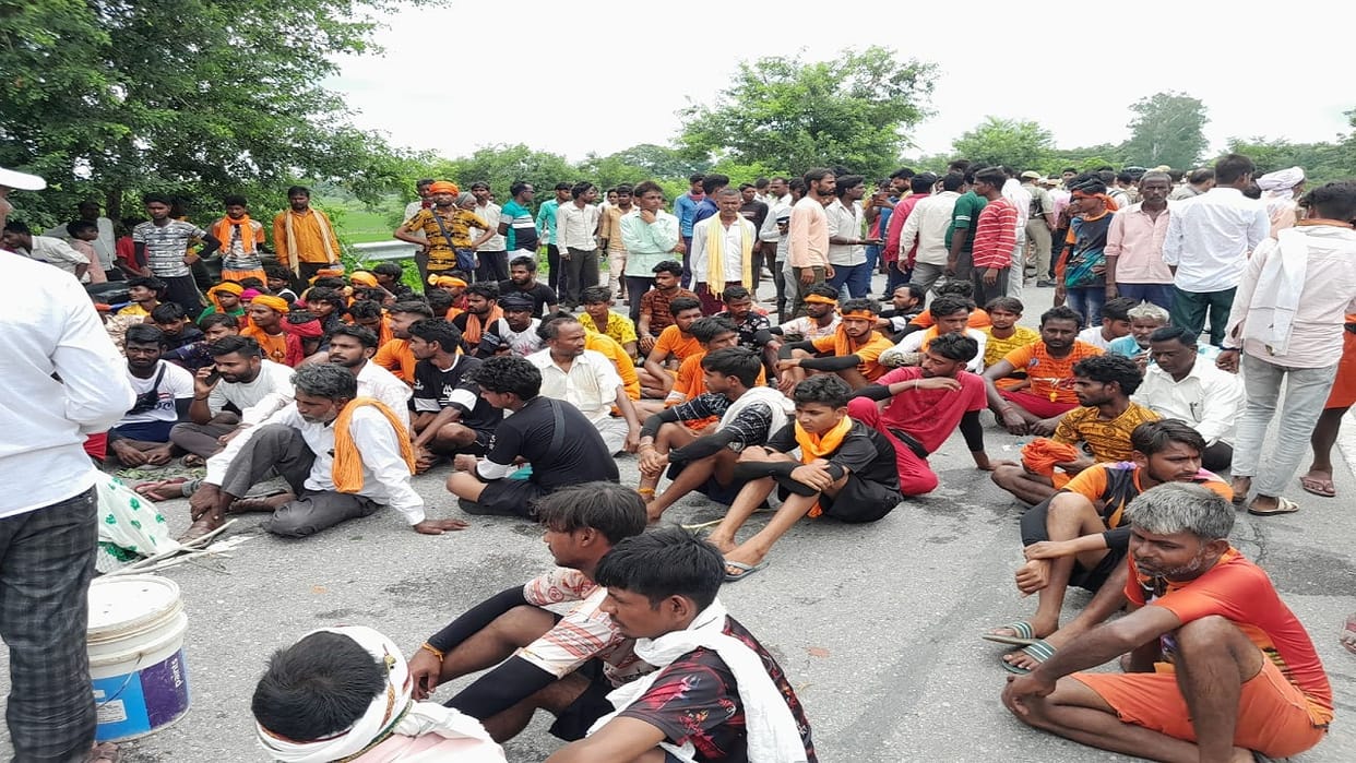 Kanwariya died after being hit by roadways bus angry people blocked the highway in Shahjahanpur