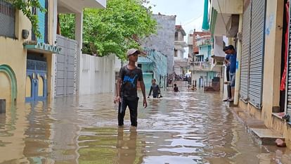 Prayagraj Flood : प्रयागराज में गंगा-यमुना उफान पर, करेली के कई मोहल्ले जलमग्न, राहत और बचाव में जुटी फोर्स Prayagraj Flood: Ganga-Yamuna in spate in Prayagraj, water entered many villages, forces engaged in relief and