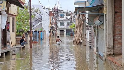 Prayagraj Flood : प्रयागराज में गंगा-यमुना उफान पर, करेली के कई मोहल्ले जलमग्न, राहत और बचाव में जुटी फोर्स Prayagraj Flood: Ganga-Yamuna in spate in Prayagraj, water entered many villages, forces engaged in relief and